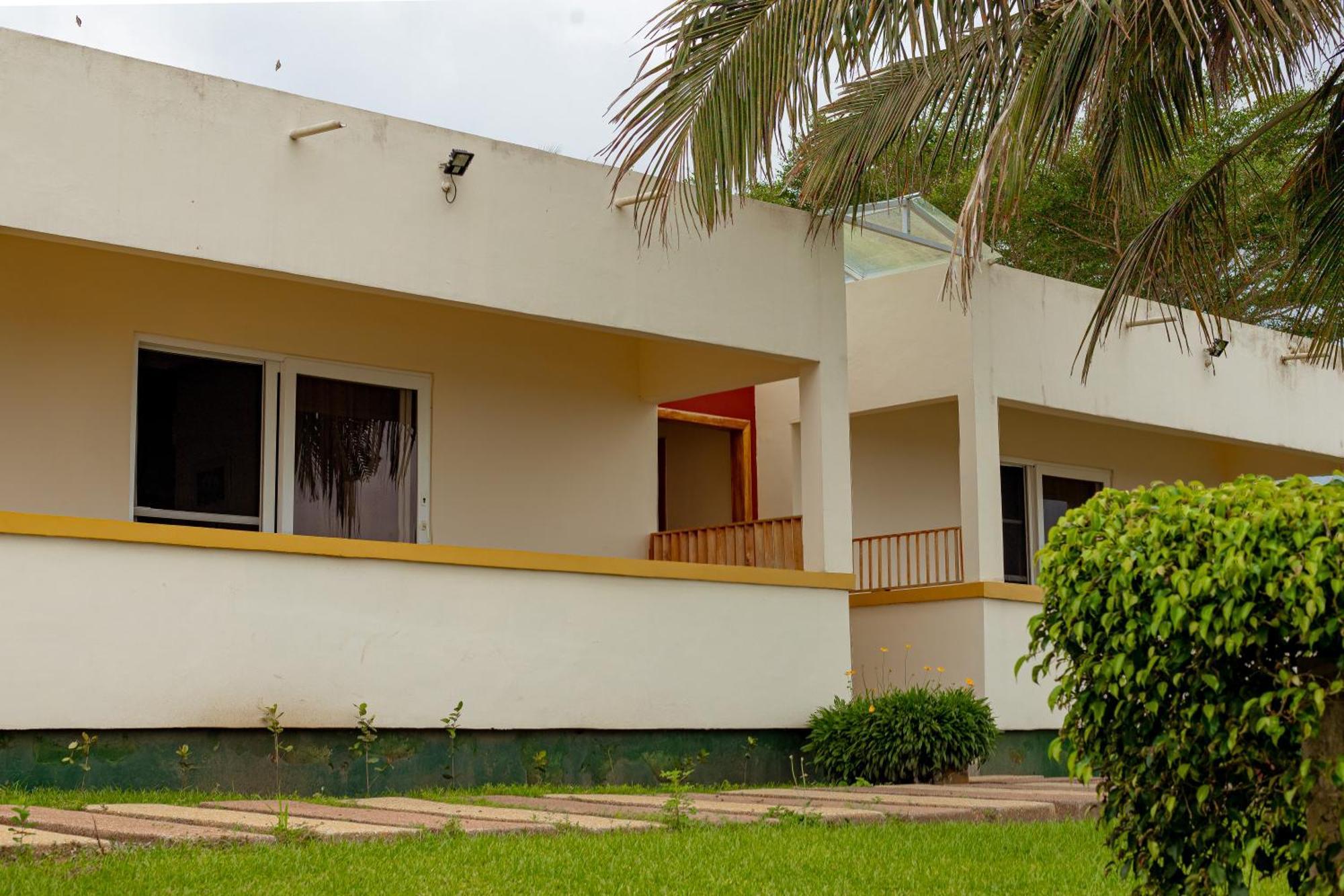 Golden Hill Parker Hotel Elmina Exterior photo