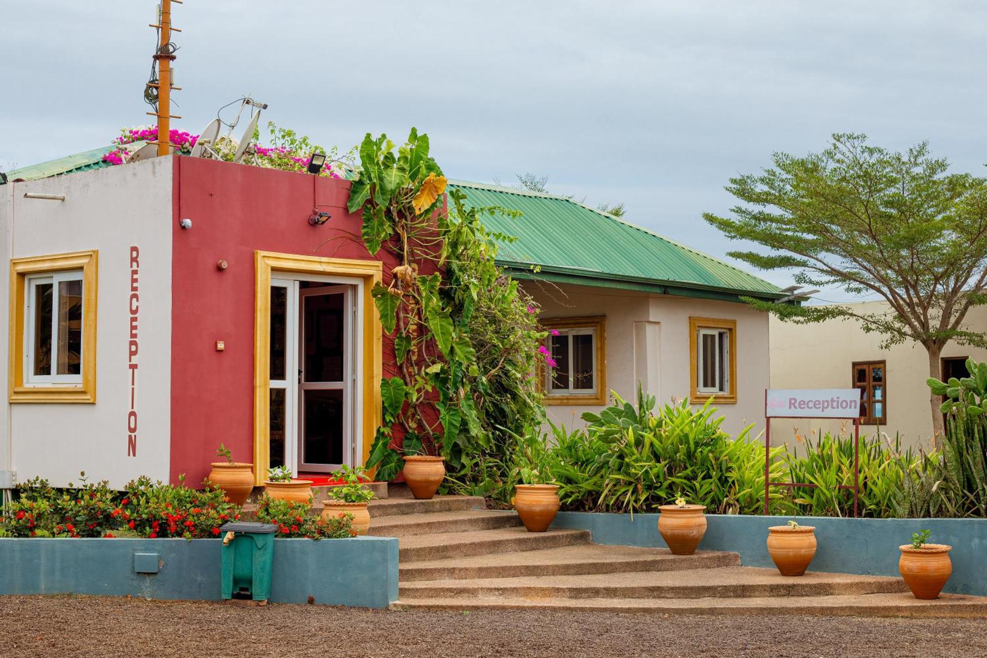 Golden Hill Parker Hotel Elmina Exterior photo