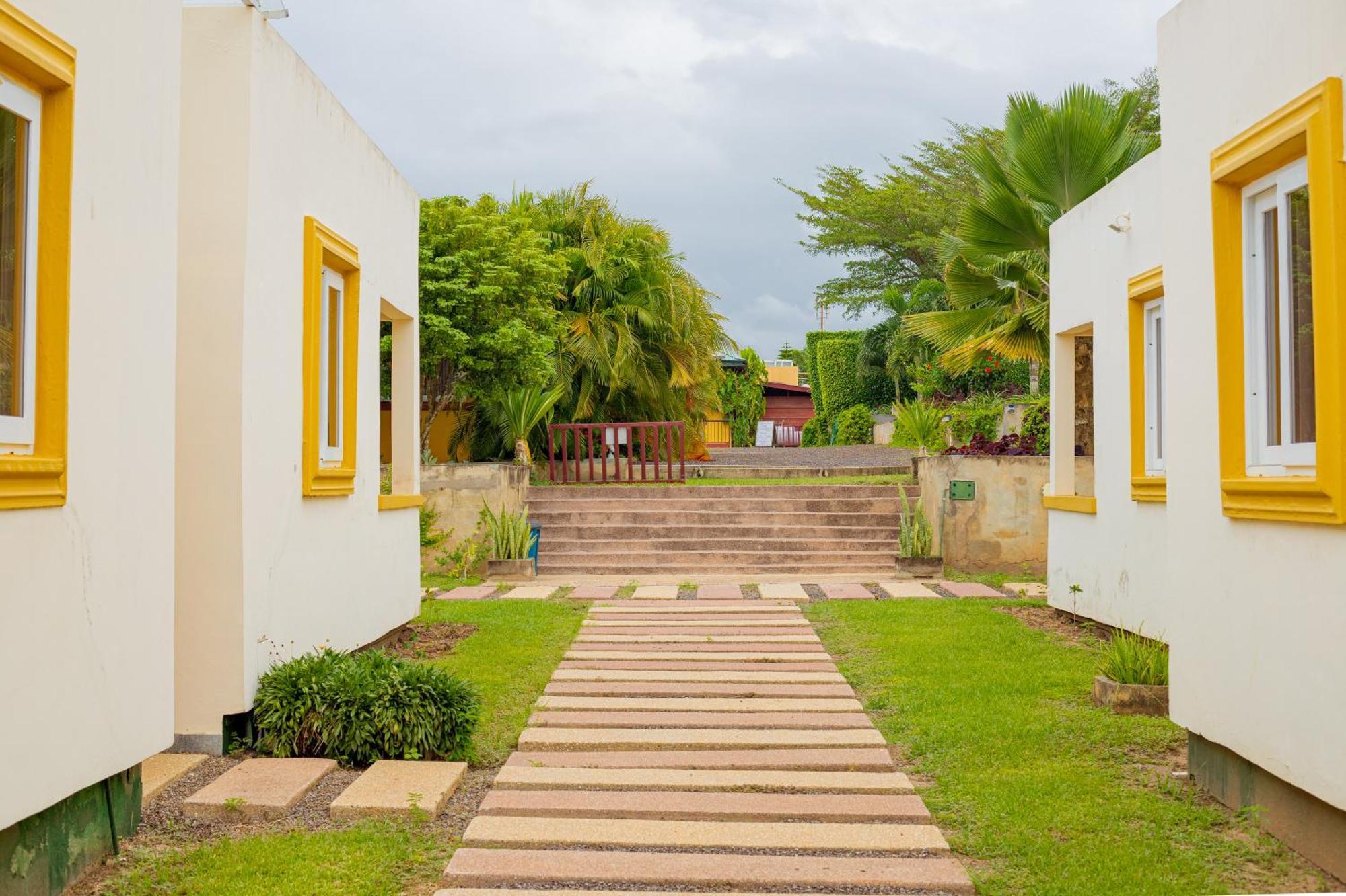 Golden Hill Parker Hotel Elmina Exterior photo