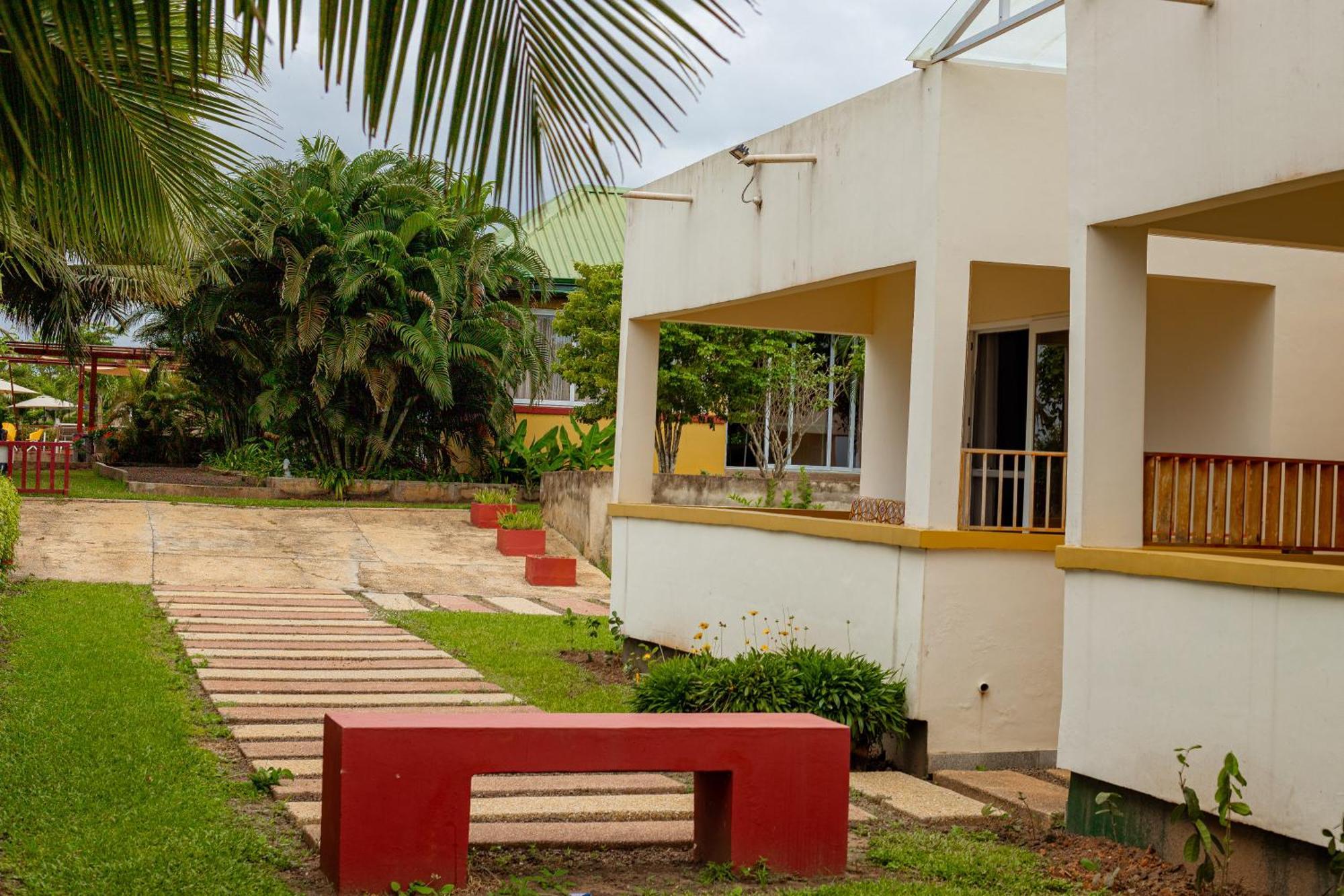 Golden Hill Parker Hotel Elmina Exterior photo