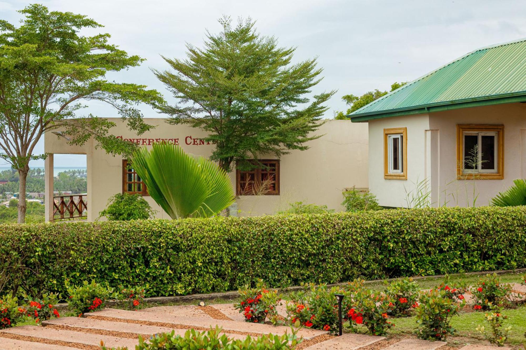 Golden Hill Parker Hotel Elmina Exterior photo