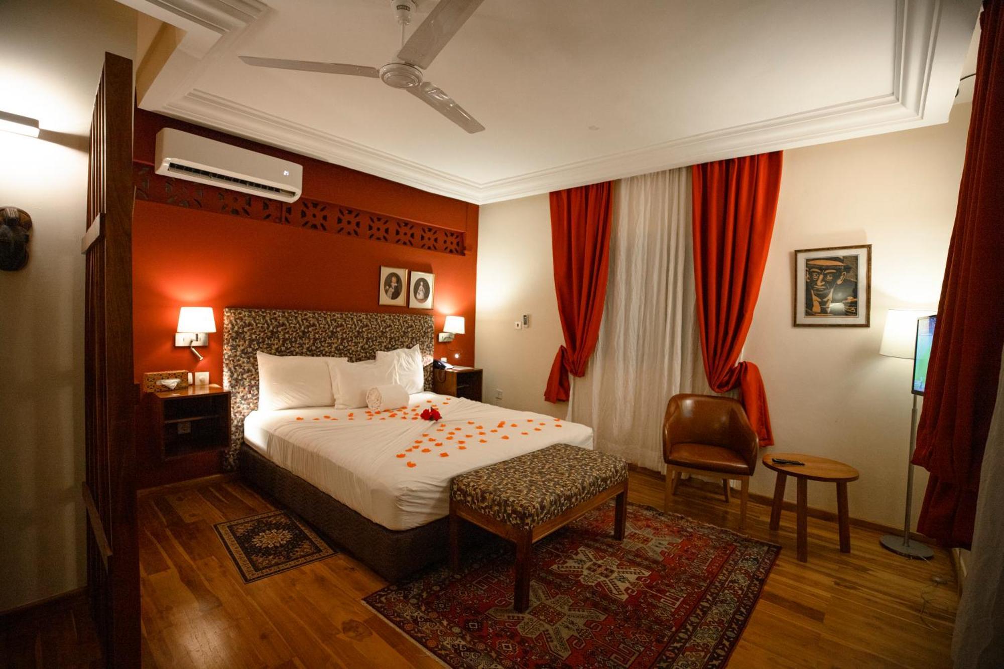 Golden Hill Parker Hotel Elmina Exterior photo