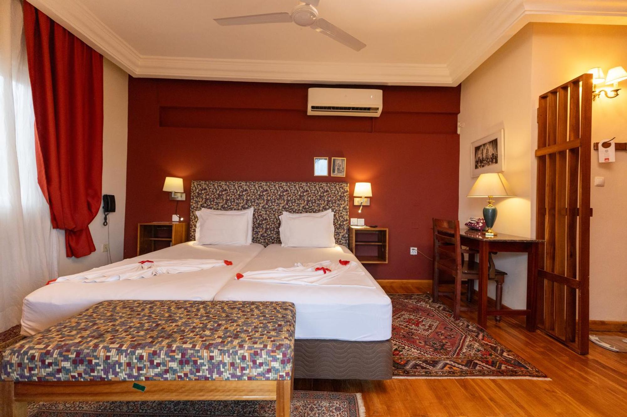 Golden Hill Parker Hotel Elmina Exterior photo