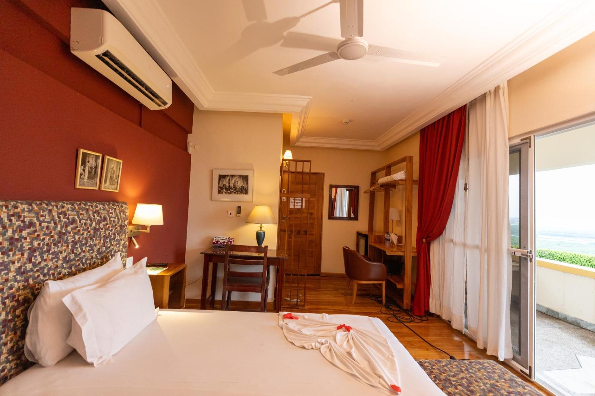 Golden Hill Parker Hotel Elmina Exterior photo