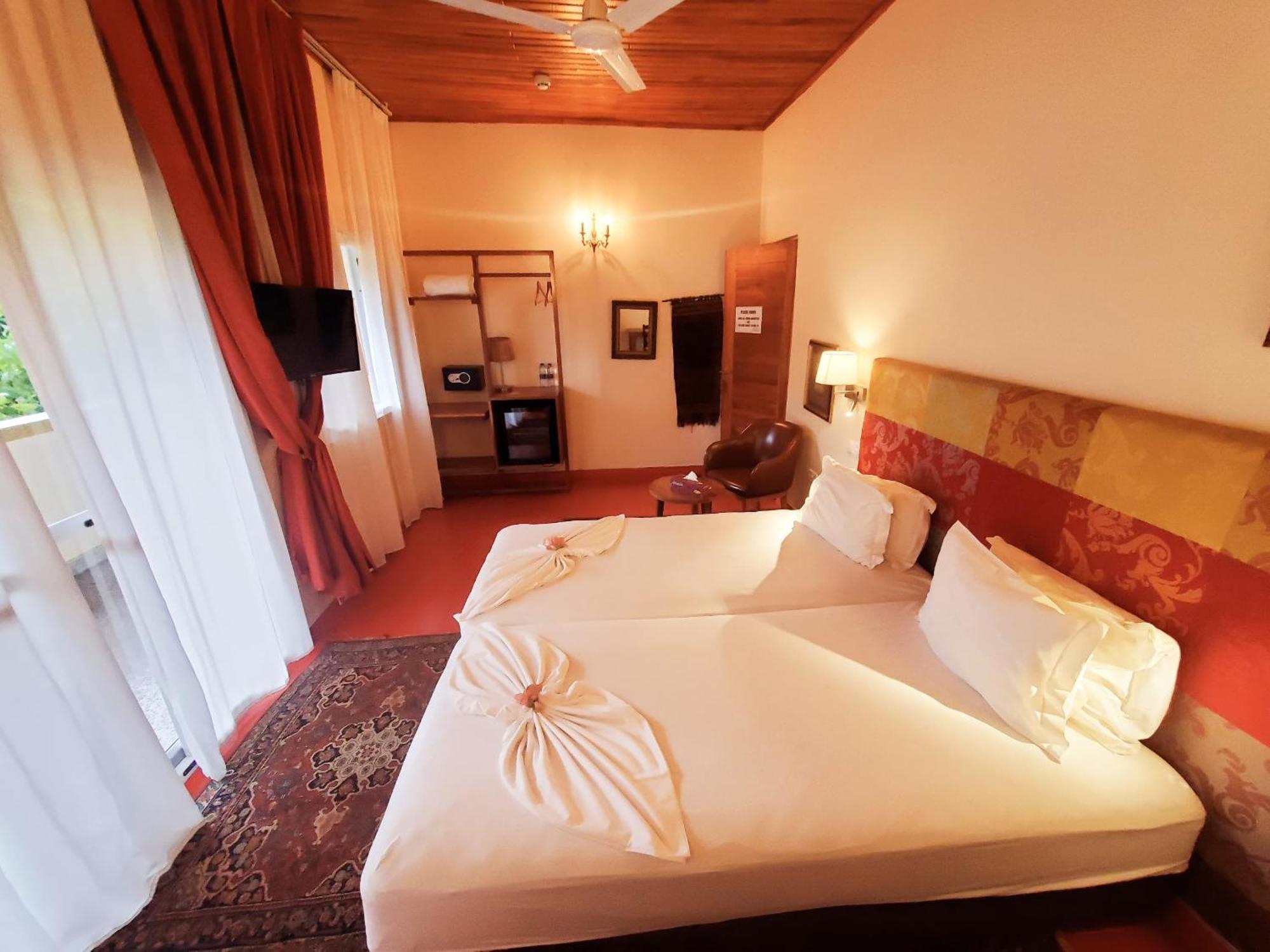 Golden Hill Parker Hotel Elmina Exterior photo