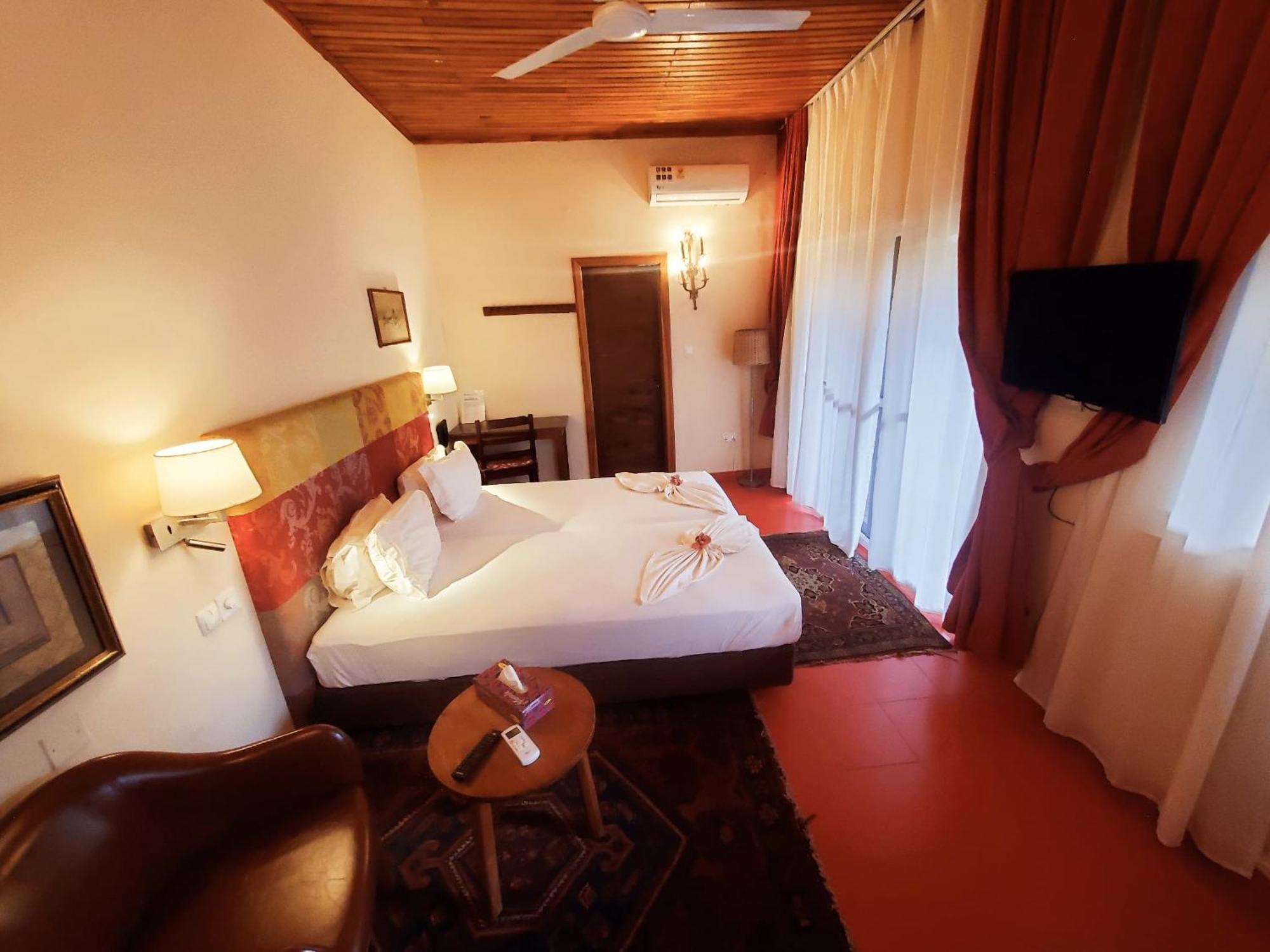 Golden Hill Parker Hotel Elmina Exterior photo