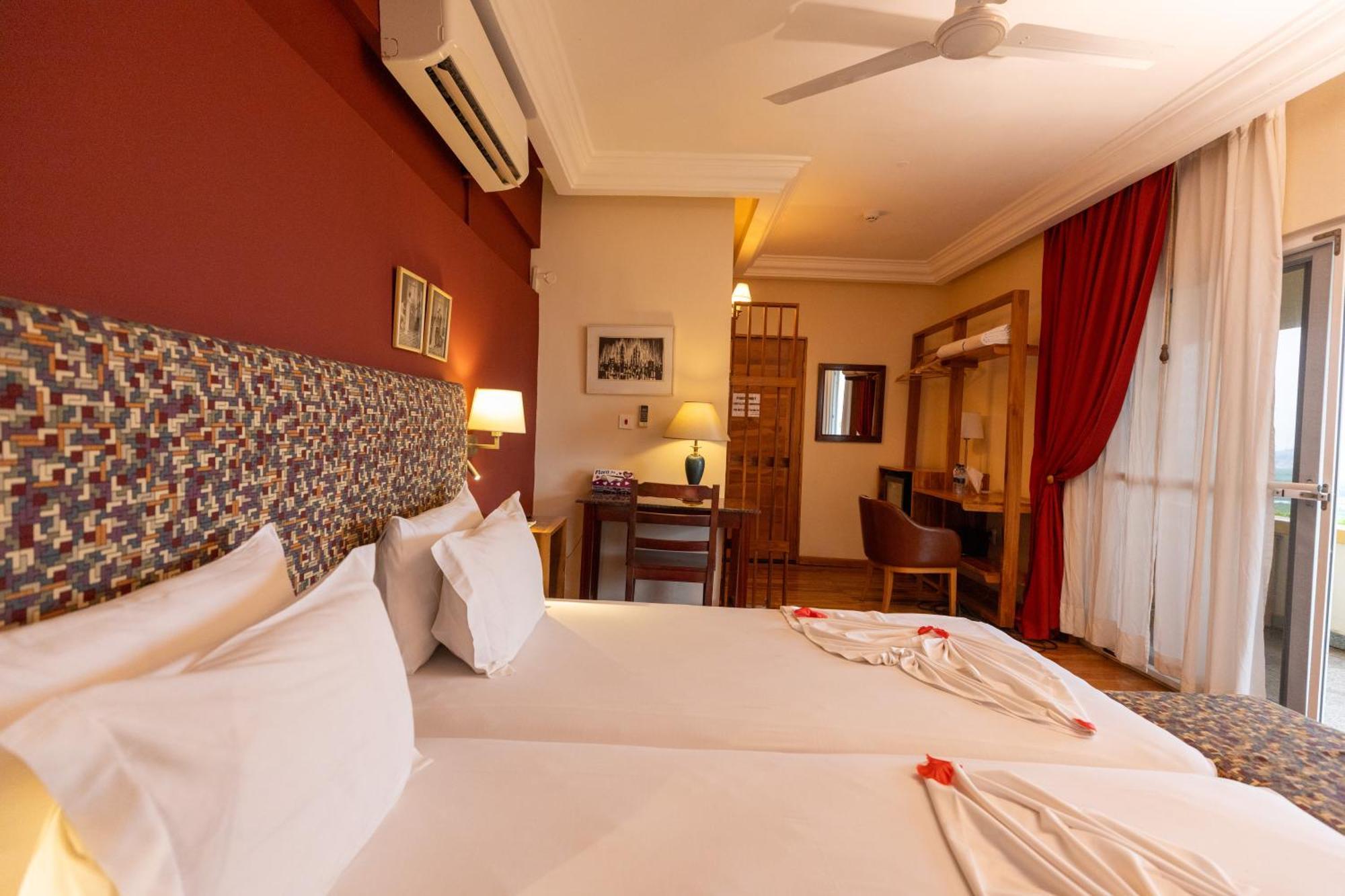 Golden Hill Parker Hotel Elmina Exterior photo
