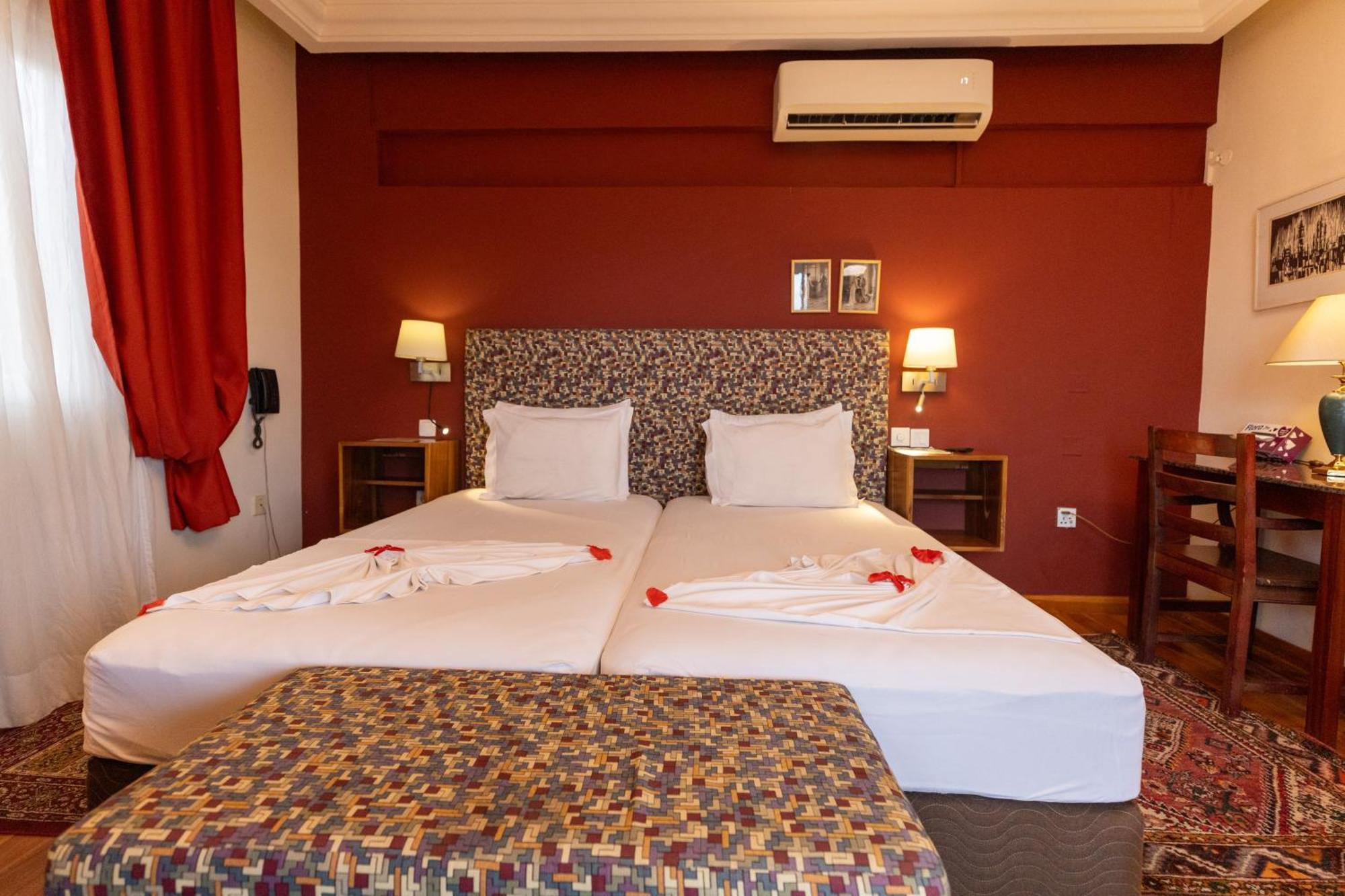 Golden Hill Parker Hotel Elmina Exterior photo